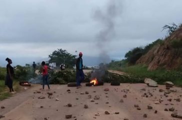 Residents of Mokomotji Village outside Tzaneen in Limpopo on Tuesday blocked the Lenyenye to Tlhabine road.
