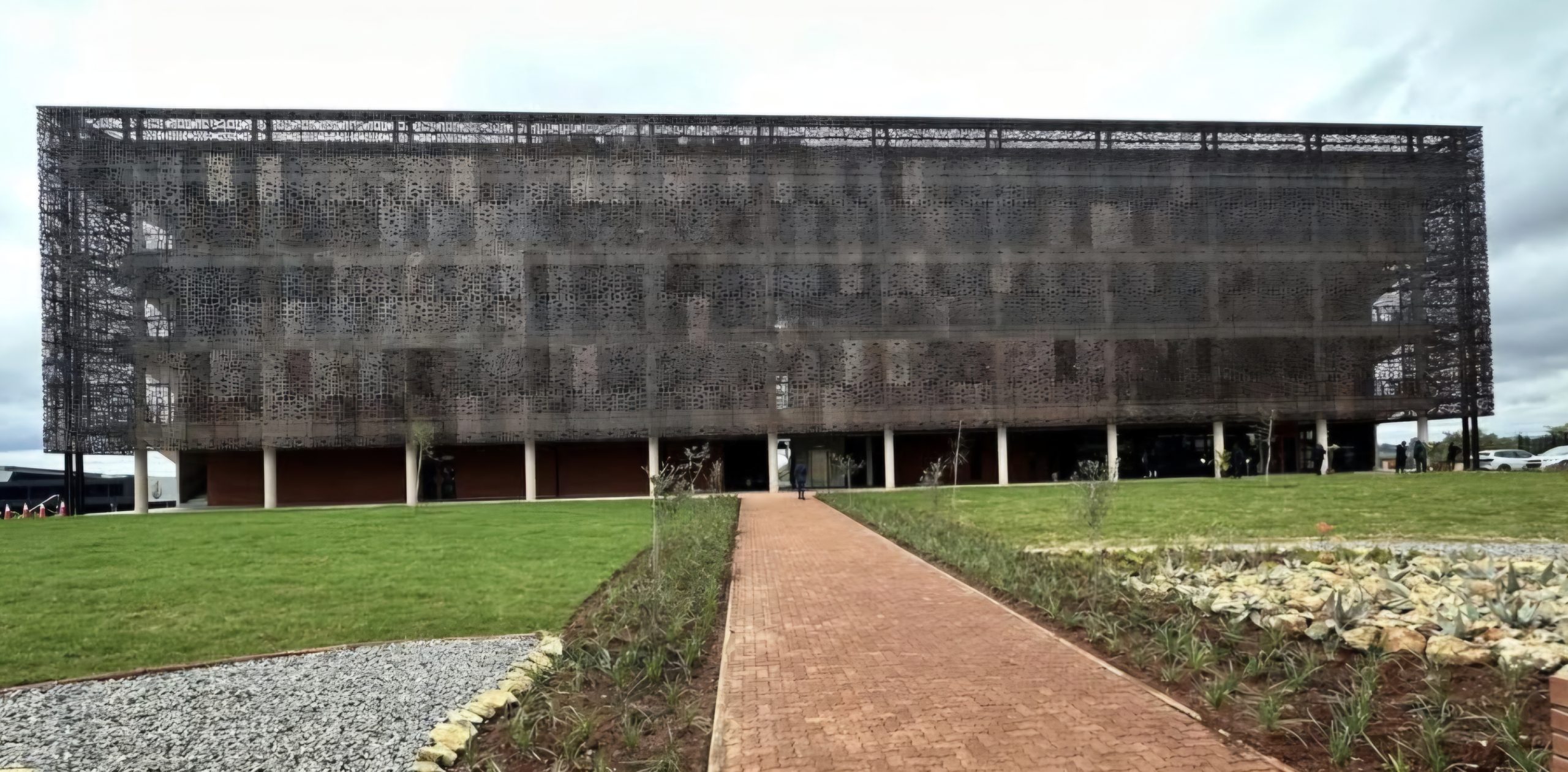 The University of Limpopo [UL] and the University of Venda [UNIVEN] have sent out an alert to first-entering students with regard to the limited spaces for the 2025 academic year.